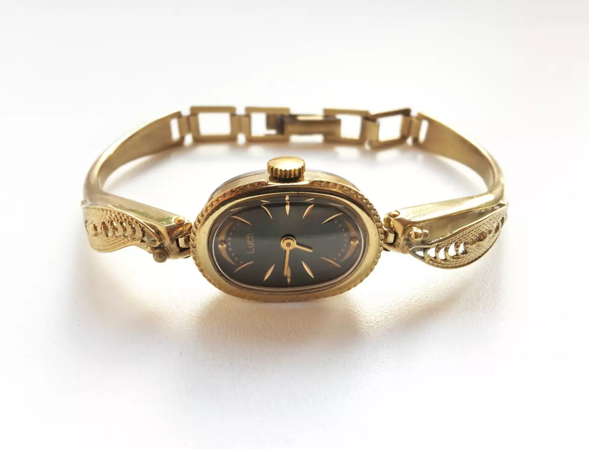 นาฬิกาสีทองพร้อมสร้อยข้อมือทองคำ (77 รูป): รูปแบบทองคำของผู้หญิง 3559_9