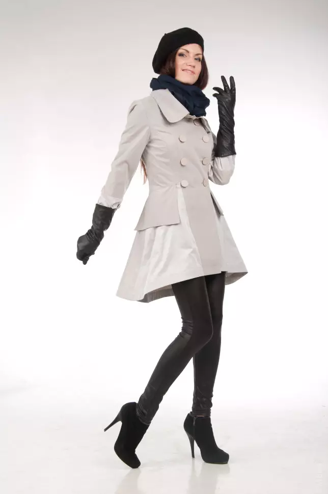 Cloak curto feminino (35 fotos): modelos acurtados con mangas curtas e longas 355_19