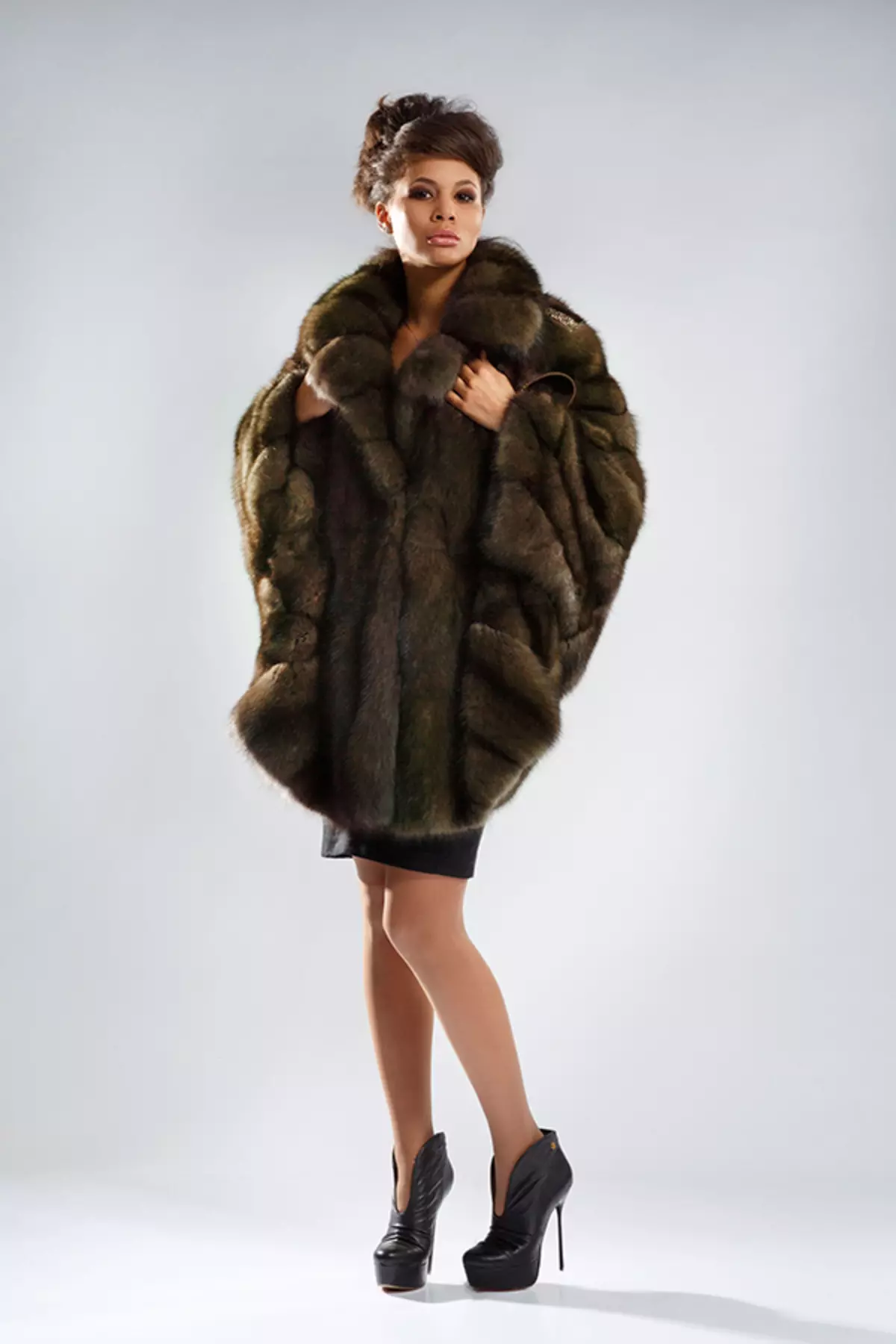 Sieviete Manto (57 fotogrāfijas): stilīgs kapuci apvalks 356_22
