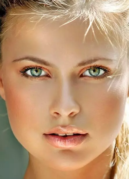 Бои на кармин за блондинки (19 фотографии): Како да изберете сенка на црвено и голи кармин за девојки со сини, зелени или кафени очи? 3592_10