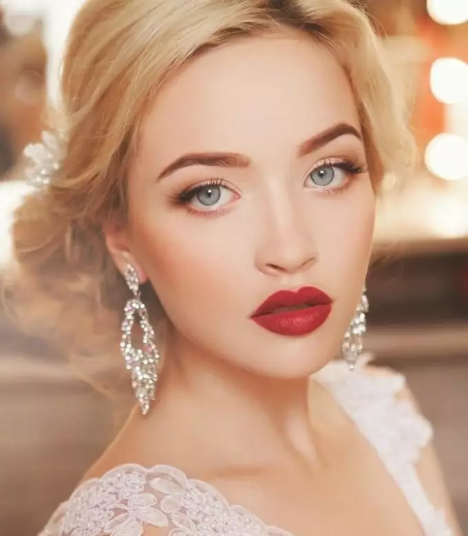 Kleuren van lippenstift voor blondines (19 foto's): Hoe kies je een schaduw van rode en naakte lippenstift voor meisjes met blauwe, groene of bruine ogen? 3592_3