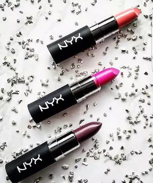 Colors of lipstick for blondes (19 photos): How to choose a shade of red and nude lipstick for girls with blue, green or brown eyes? 3592_9