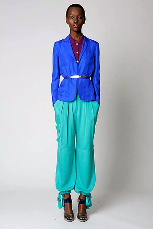 Yhdistelmä sininen vaatteissa (127 kuvaa): Mitä yhdistää tummansiniset, vaihtoehdot päällysvaatteet, mikä tarkoittaa väriä 3599_7