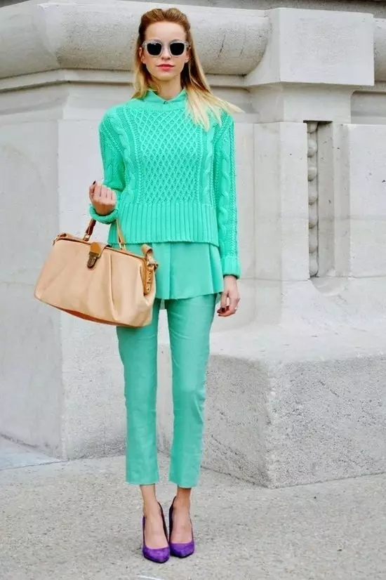 Комбинација на зелена во облека (103 фотографии): Што да се комбинираат темни и светли зелени нијанси на кои одат, нивното значење во облеката 3602_13