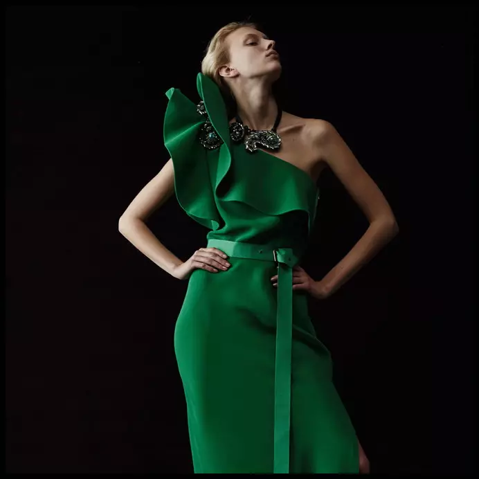 Комбинација на зелена во облека (103 фотографии): Што да се комбинираат темни и светли зелени нијанси на кои одат, нивното значење во облеката 3602_34