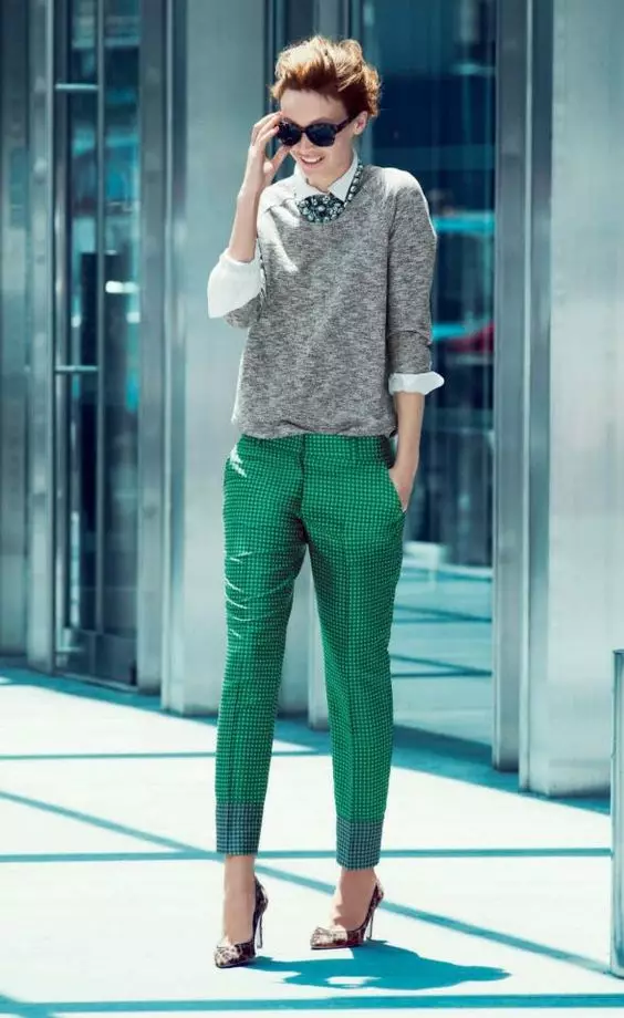 Комбинација на зелена во облека (103 фотографии): Што да се комбинираат темни и светли зелени нијанси на кои одат, нивното значење во облеката 3602_39