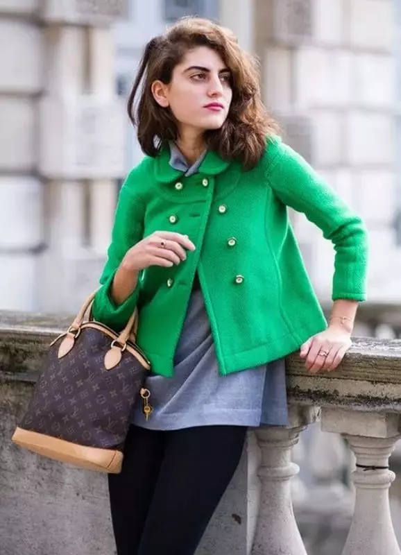 Комбинација на зелена во облека (103 фотографии): Што да се комбинираат темни и светли зелени нијанси на кои одат, нивното значење во облеката 3602_4