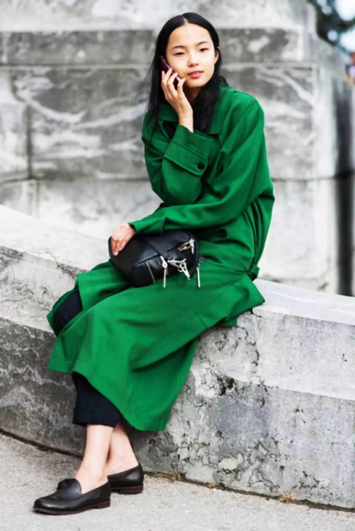 Комбинација на зелена во облека (103 фотографии): Што да се комбинираат темни и светли зелени нијанси на кои одат, нивното значење во облеката 3602_47