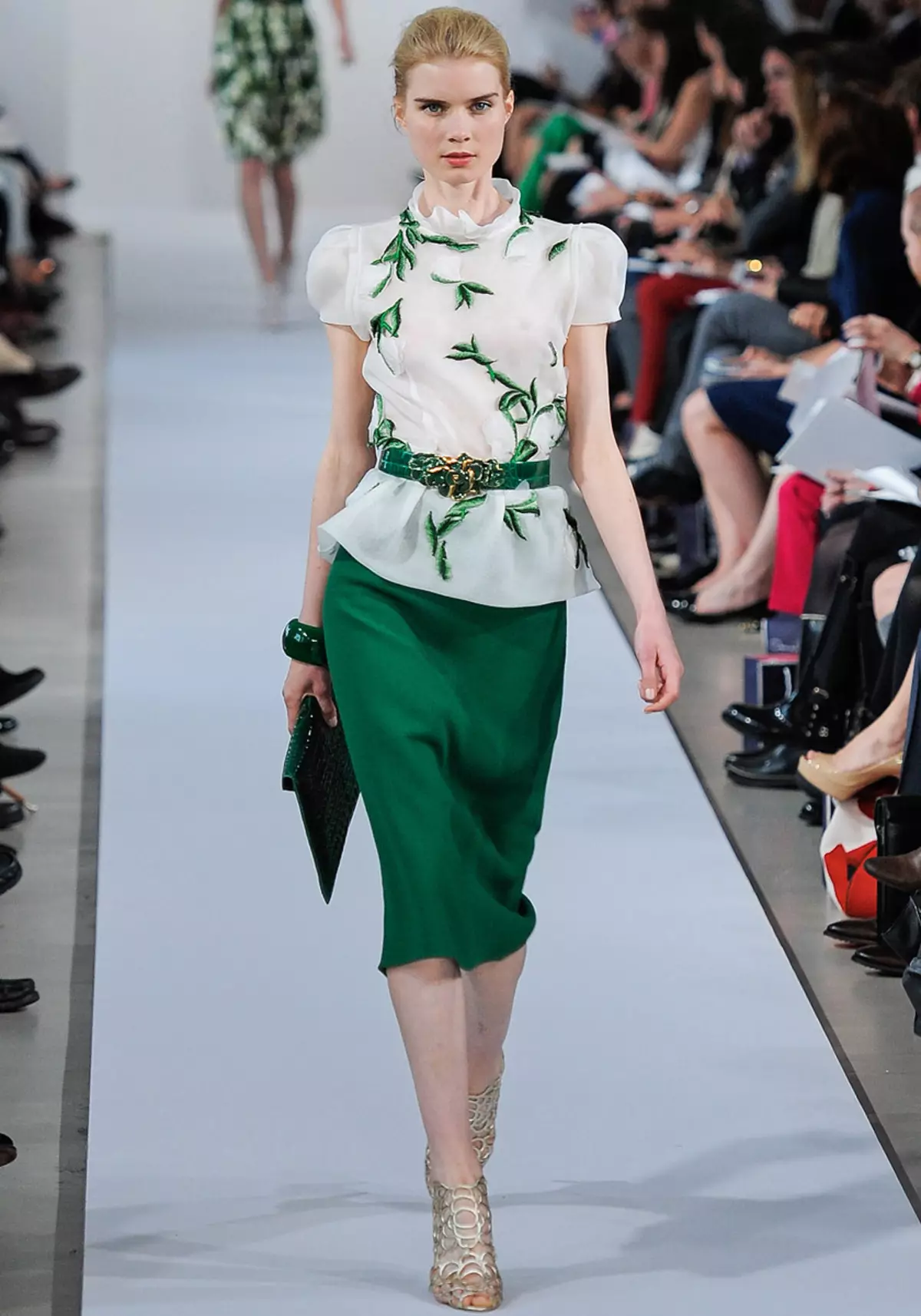 Комбинација на зелена во облека (103 фотографии): Што да се комбинираат темни и светли зелени нијанси на кои одат, нивното значење во облеката 3602_58