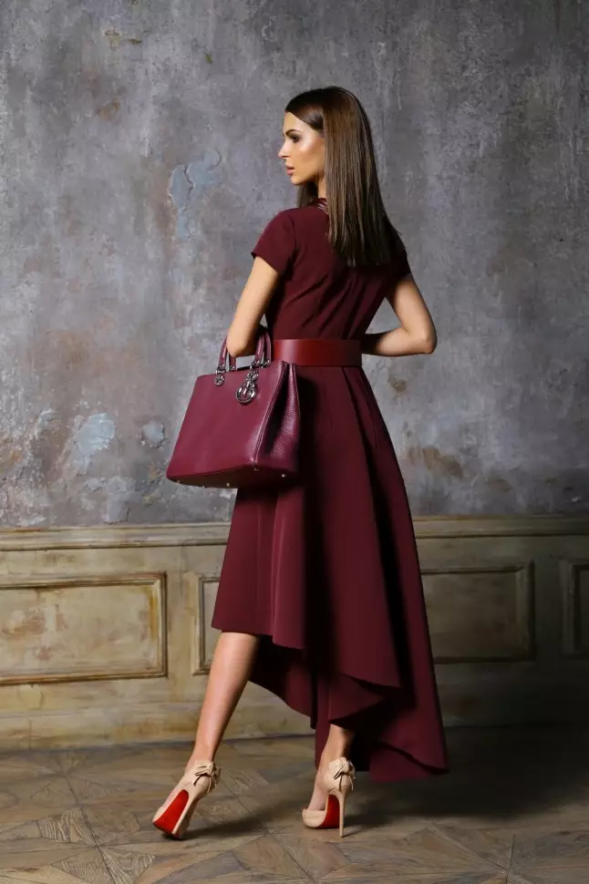 Kombinacija burgundy boje u odjeći (75 fotografija): Što je Bordeaux kombinira, za koga ide, kako nositi plavuše Burgundy haljine 3604_30