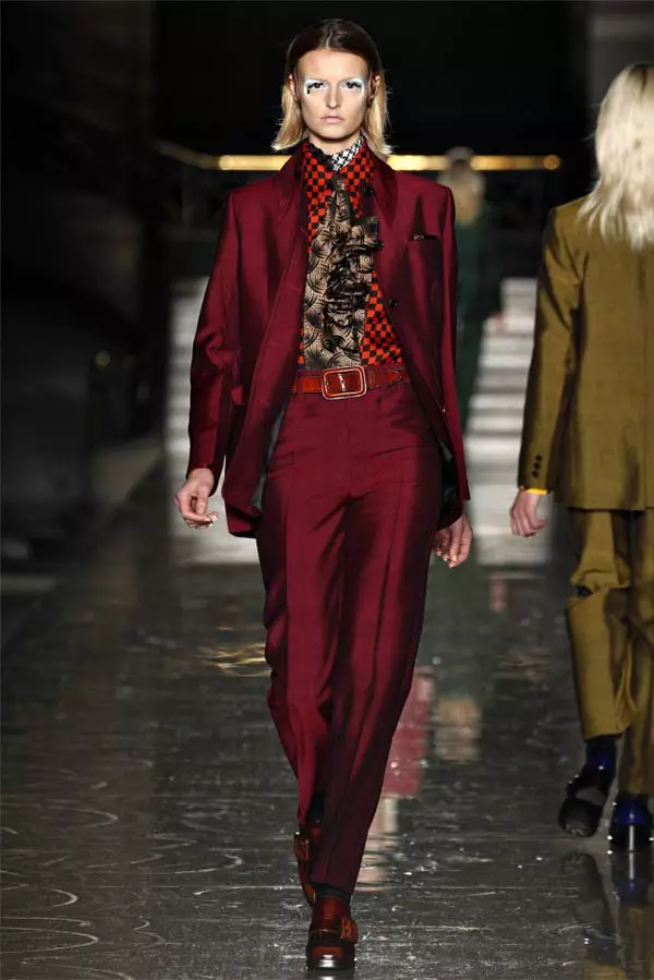 Combinació de color borgonya en roba (75 fotos): Què es combina Bordeus, a qui va, com portar vestits de Borgonya rosses 3604_31