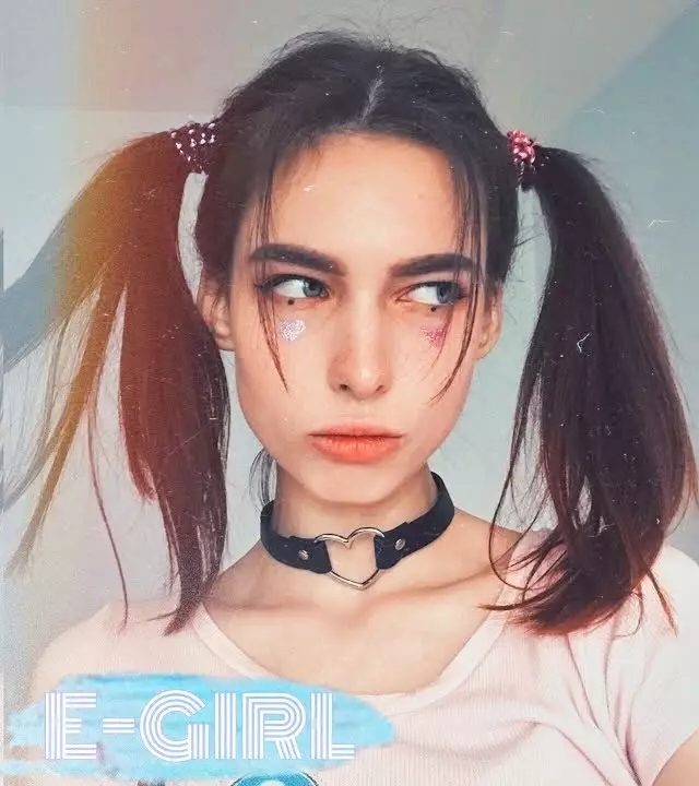 E-tjej (80 bilder): Beskrivning av e-Gerl-stil. Hur man blir? Frisyrer, t-shirts och andra saker, skor i subkultur, bilder av tjejer 12, 13 år och äldre 3609_46