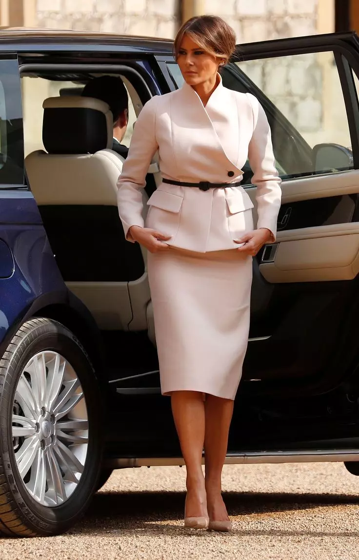 Melania ቅጥ መለከት (50 ፎቶዎች): ዩናይትድ ስቴትስ ለመጀመሪያ እመቤት ልብስ, ምርጥ ምስሎችን እና አልባሳት ነው 3613_10