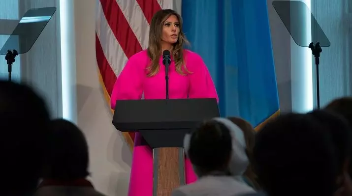 I-melania isitayela se-trump (izithombe ezingama-50): izingubo zokuqala ze-USA zigqoka, izithombe ezinhle kakhulu nezingubo 3613_14