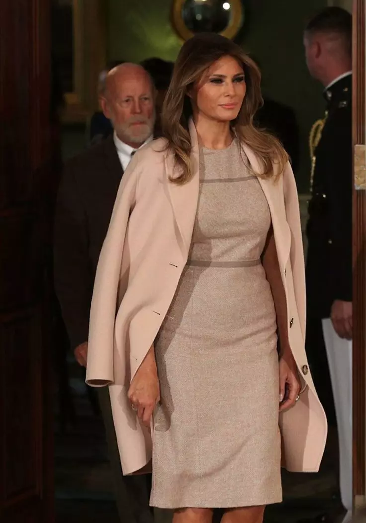 Melania ቅጥ መለከት (50 ፎቶዎች): ዩናይትድ ስቴትስ ለመጀመሪያ እመቤት ልብስ, ምርጥ ምስሎችን እና አልባሳት ነው 3613_16