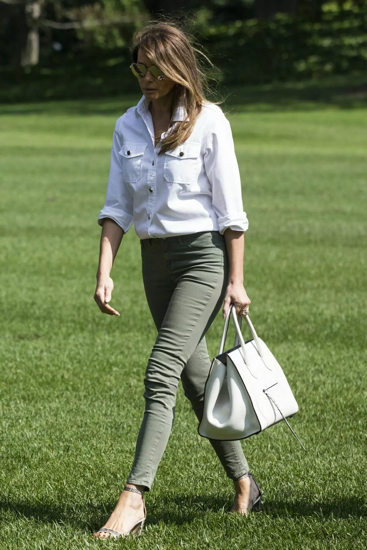 Melania Style Trump (50 Fotoğraf): ABD'nin İlk Bayan Giysileri, En İyi Görüntüler ve Kıyafetler 3613_19