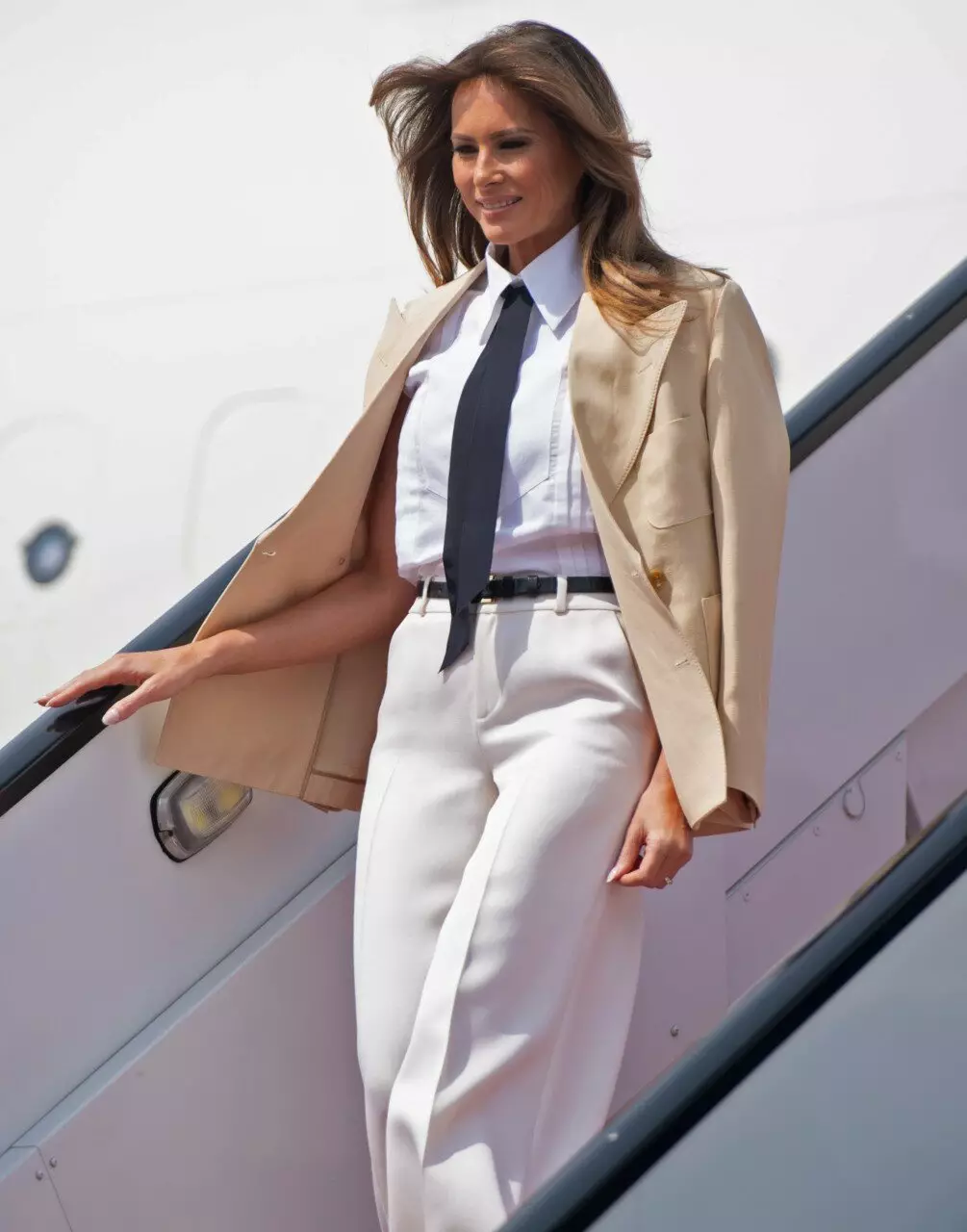 Melania Style Trump (50 Foto): Pakaian Wanita Pertama AS, Gambar dan Pakaian Terbaik 3613_30