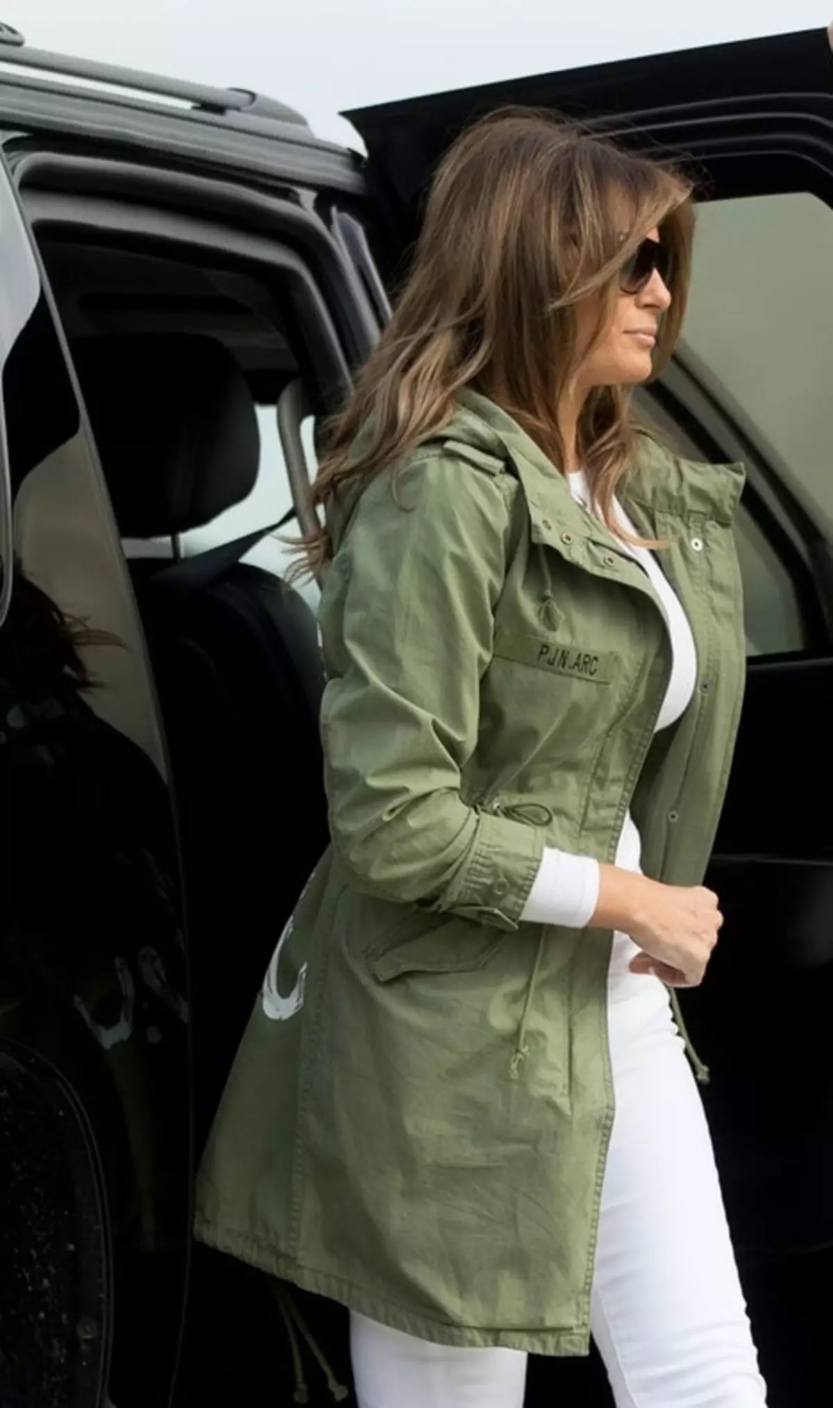 Melaania stiilis Trump (50 fotot): USA esimese daami riided, parimad pildid ja varustus 3613_7