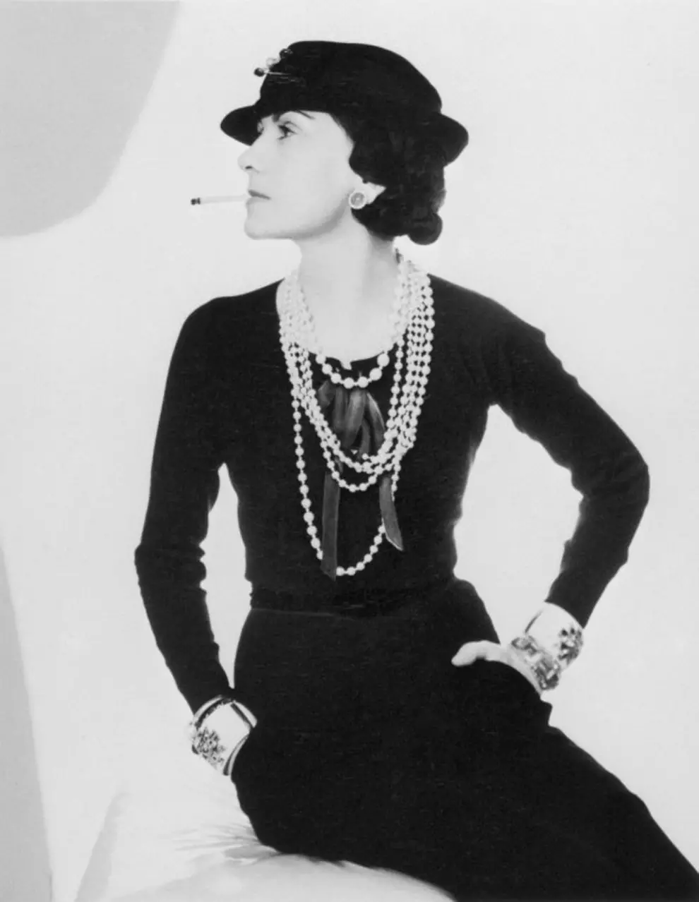 Style 30s (61 photos): Vêtements pour femmes des années 30, robes et manteaux élégants, maquillage et coiffures. Belles images féminines 3618_17