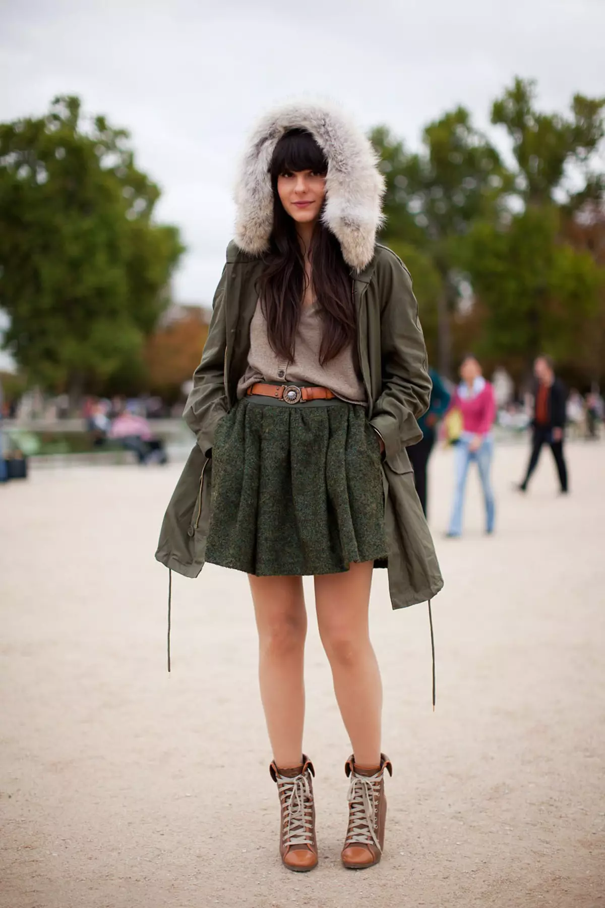 Parque con capucha con pel (34 fotos): chaqueta elegante de mulleres con un gran capucha de pel branca 362_28