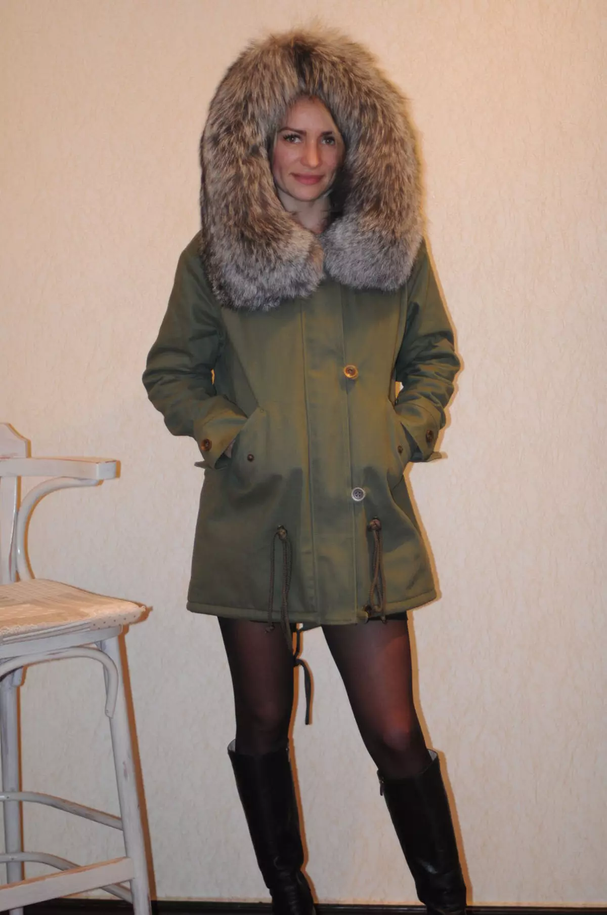 Park egy kapucnis szőrmével (34 fotó): Női elegáns kabát, nagy fehér szőrme kapucnis 362_5
