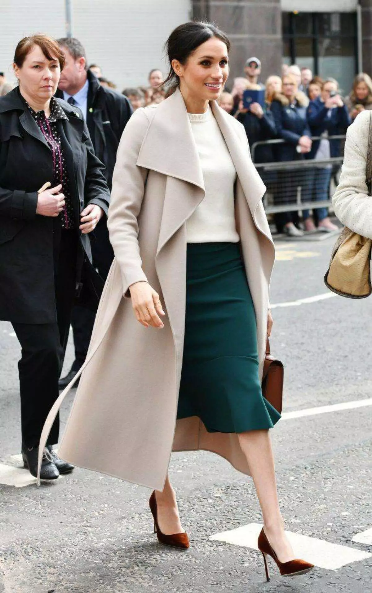 Style Megan Markle (67 sary): kisary fomba sy akanjo mariazy. Ny sary tsara indrindra avy amin'ny fanamarihana fiainana 3631_9