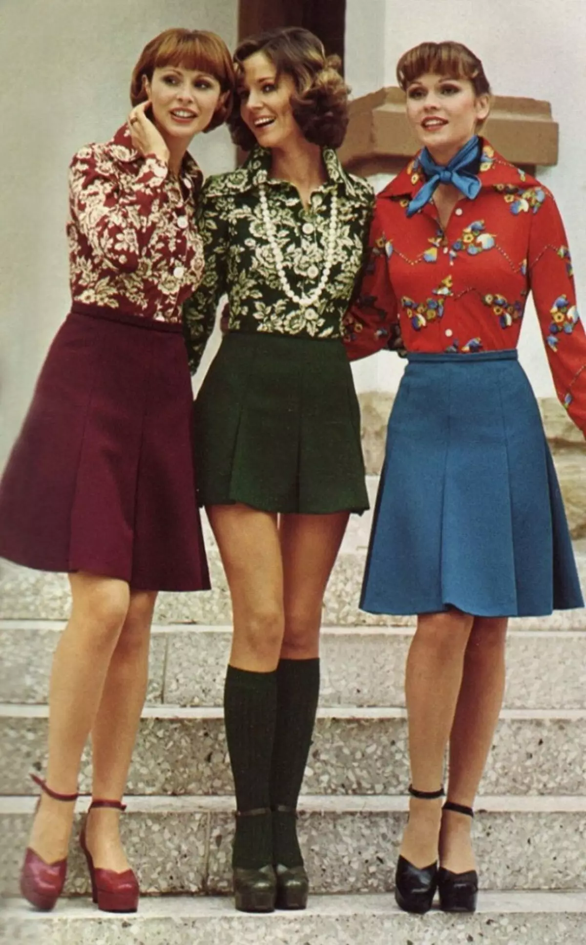 Štýl 70. rokov (59 fotografií): oblečenie pre ženy a mužov. Šaty, make-up, okuliare a iné príslušenstvo pre mladé dievčatá v štýle 70. rokov. Ready Images 3634_17