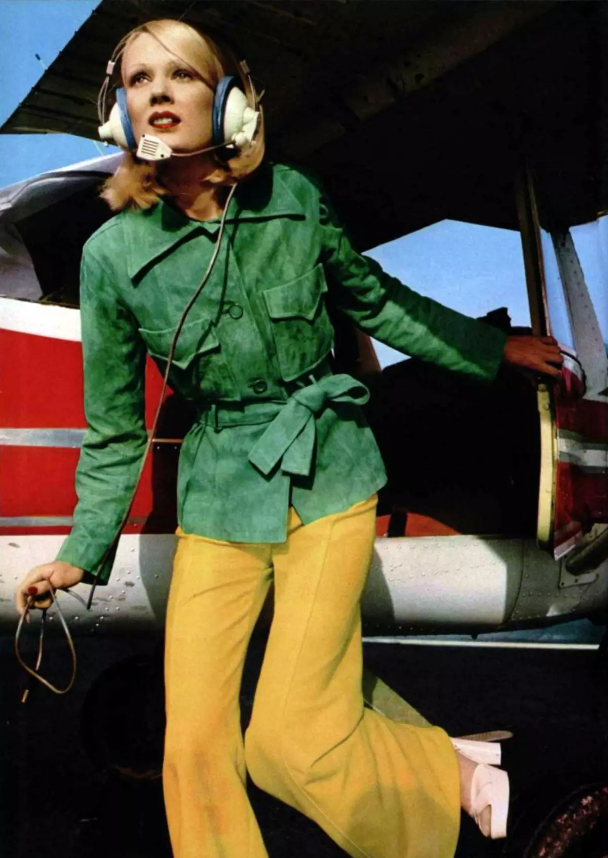 70年代的風格（59張照片）：女性和男性的衣服。適用於70多歲的年輕女孩的連衣裙，化妝，眼鏡和其他配件。準備好圖像 3634_22