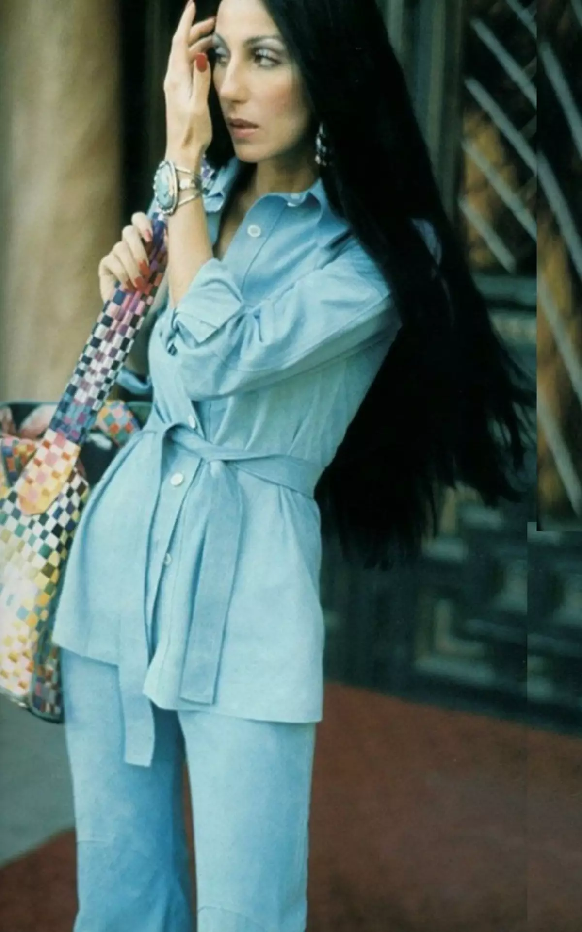 70-ųjų stilius (59 nuotraukos): drabužiai moterims ir vyrams. Suknelės, makiažas, akiniai ir kiti priedai jaunų mergaičių stiliaus 70s. Paruošti vaizdai 3634_23