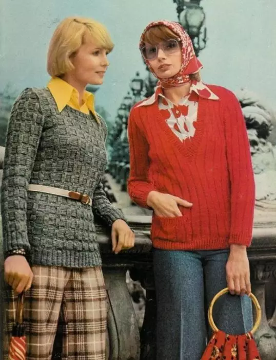 70'lerin tarzı (59 fotoğraf): Kadınlar ve erkekler için kıyafetler. 70'lerde genç kızlar için elbiseler, makyaj, gözlük ve diğer aksesuarlar. Hazır resimler 3634_29