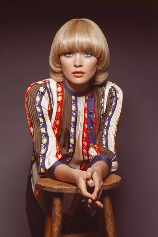 Estilo dos anos 70 (59 fotos): roupas para mulheres e homens. Vestidos, maquiagem, óculos e outros acessórios para meninas jovens em estilo 70s. Imagens prontas 3634_48