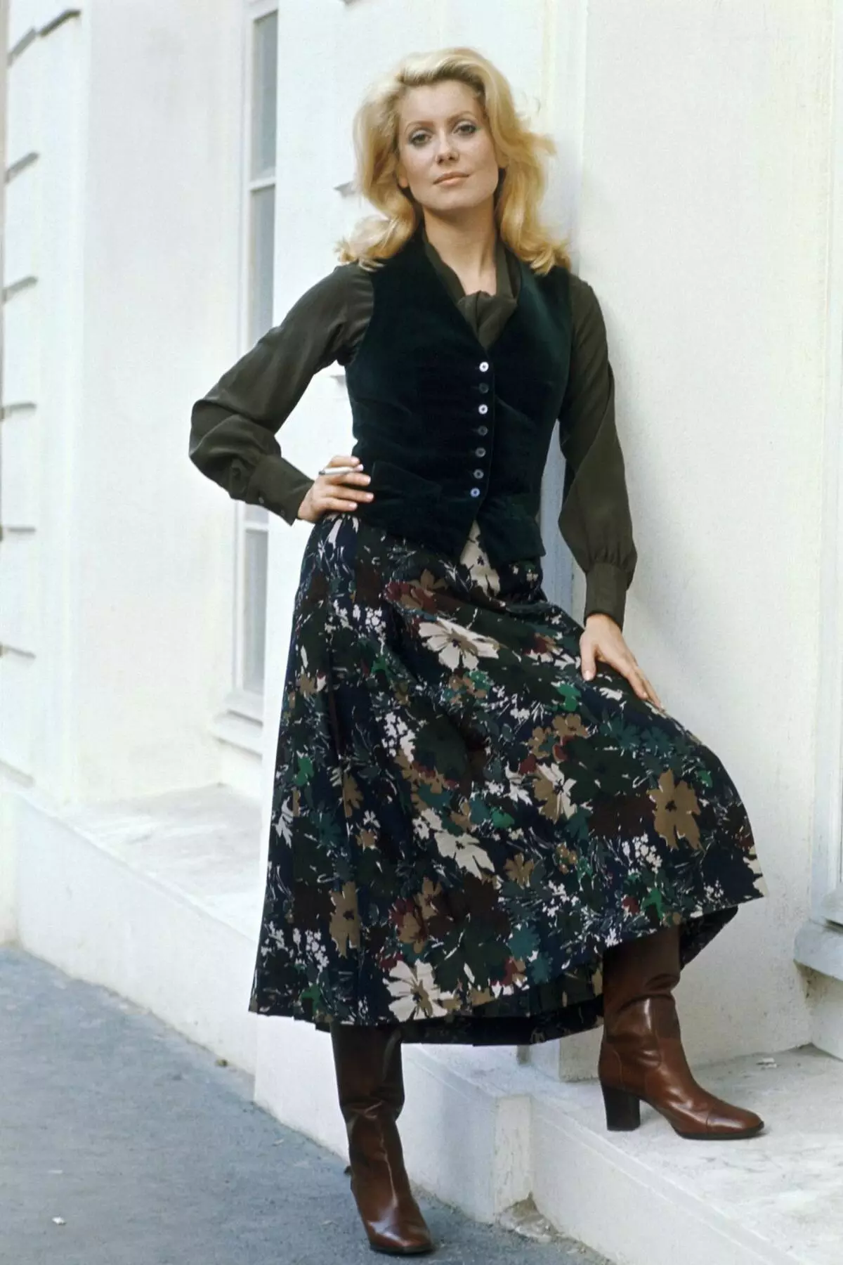 70-ųjų stilius (59 nuotraukos): drabužiai moterims ir vyrams. Suknelės, makiažas, akiniai ir kiti priedai jaunų mergaičių stiliaus 70s. Paruošti vaizdai 3634_56