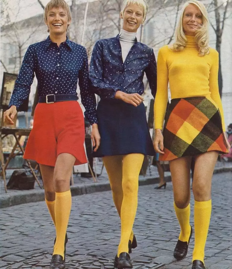 70年代的风格（59张照片）：女性和男性的衣服。适用于70多岁的年轻女孩的连衣裙，化妆，眼镜和其他配件。准备好图像 3634_8