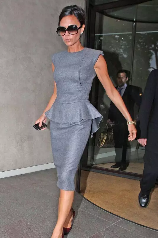 Victoria Beckham style: clothes in everyday life and parties. Singer street style and its best images 3636_20