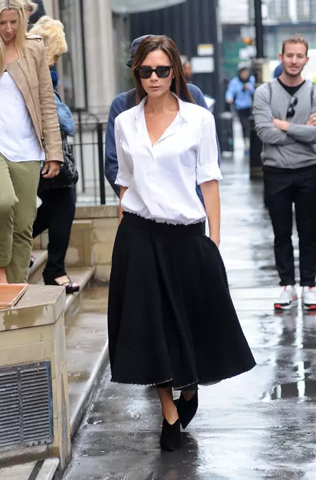 Victoria Beckham style: clothes in everyday life and parties. Singer street style and its best images 3636_5