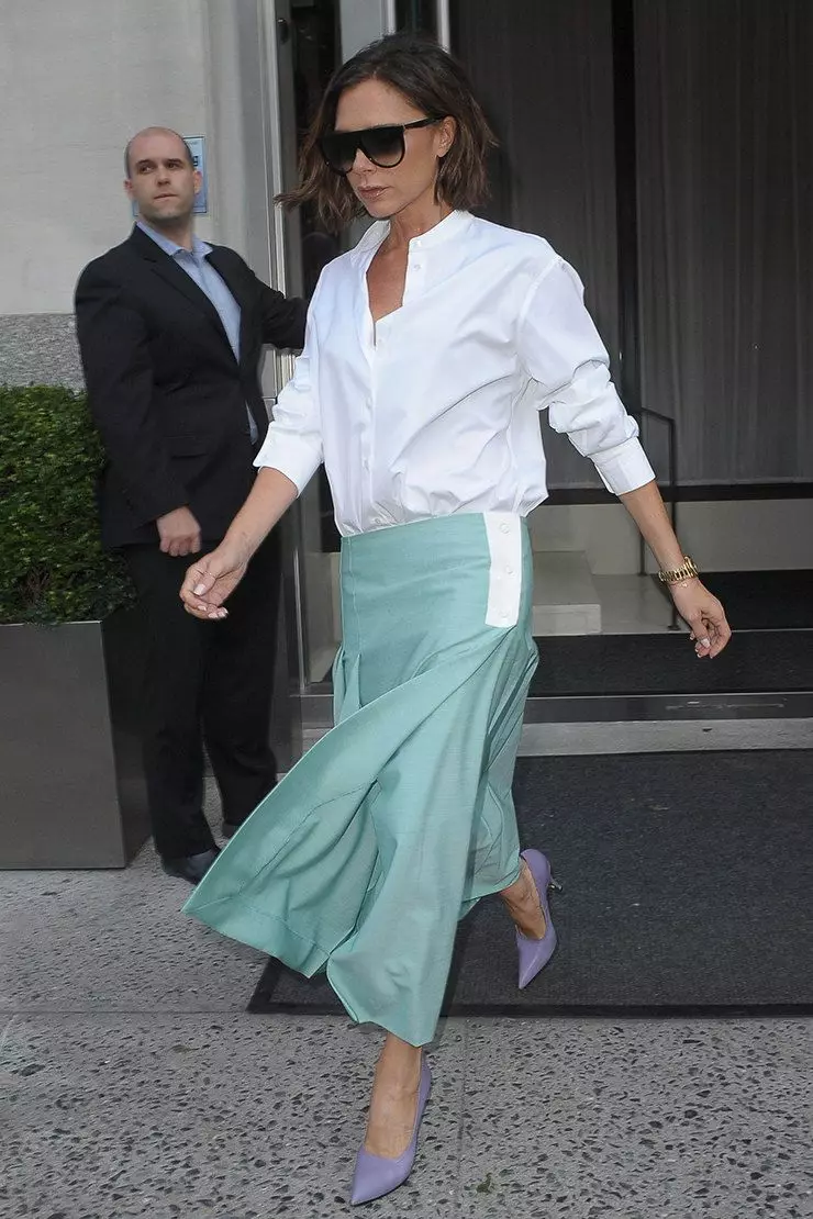 Victoria Beckham style: clothes in everyday life and parties. Singer street style and its best images 3636_50