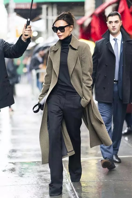 Victoria Beckham style: clothes in everyday life and parties. Singer street style and its best images 3636_6