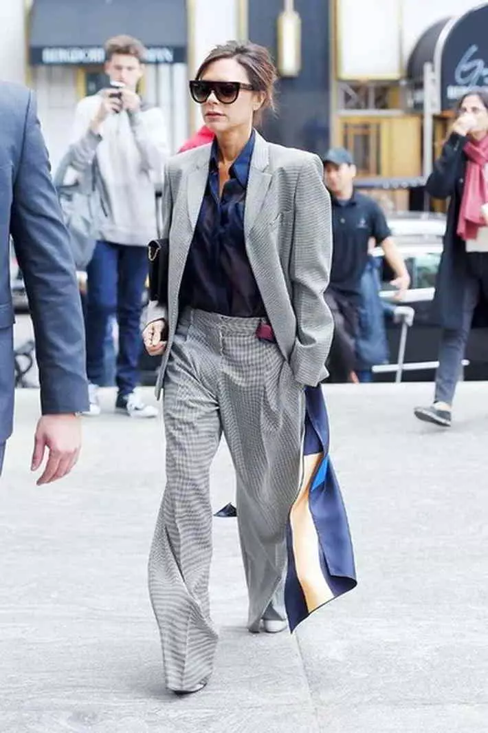 Victoria Beckham Stils: apģērbs ikdienas dzīvē un pusēs. Dziedātāja ielas stils un labākie attēli 3636_60