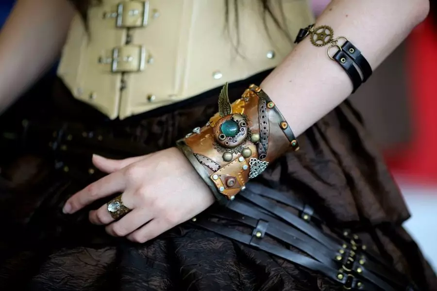 Steampunk Style хувцас (80 зураг): Эрэгтэй костюм, эмэгтэйчүүдийн хувцас, бүслэлт, бүс, бусад хэрэгслүүд 3639_48