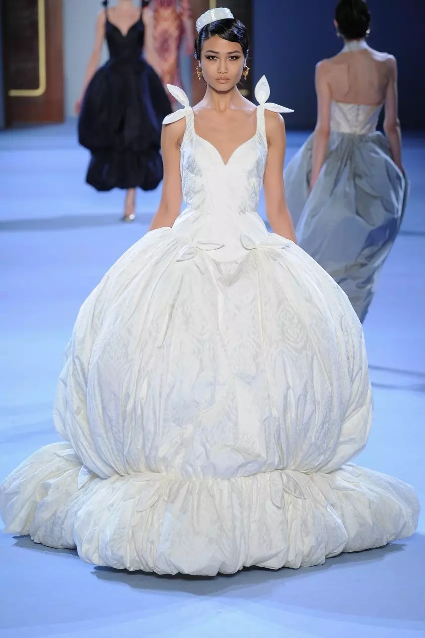 असाधारण शैली: शादी के कपड़े और अन्य कपड़े, हेयर स्टाइल में असाधारणता। ये छवियां क्या हैं? महिलाओं के लिए फैशन 3646_32
