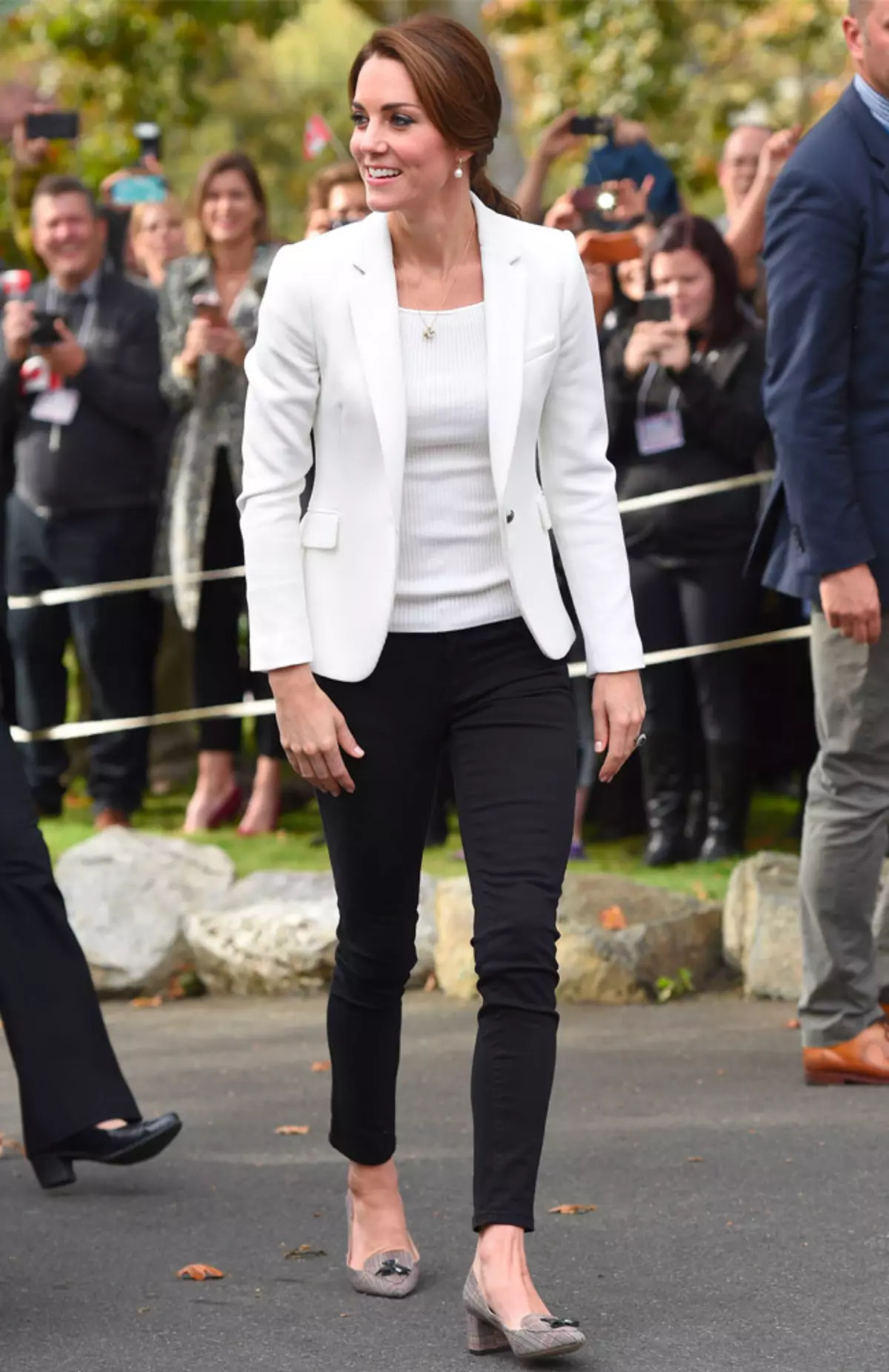 สไตล์ Kate Middleton (60 รูป): เสื้อผ้าในชีวิตประจำวันชุดไอคอนงานแต่งงานและชุดราตรี 3652_15