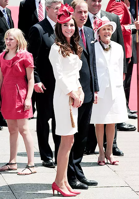 Kate Middleton Style (60 sary): akanjo amin'ny fiainana andavanandro, ny mariazy sy ny akanjo fitafiana amin'ny hariva 3652_17