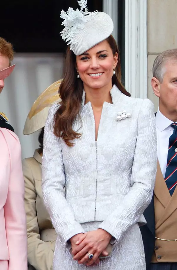 Kate Middleton Style (60 bilder): Kläder i vardagen, bröllop och kvällsklänningar ikoner stil 3652_23