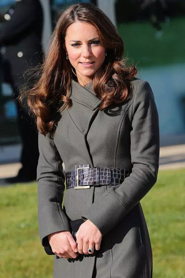 สไตล์ Kate Middleton (60 รูป): เสื้อผ้าในชีวิตประจำวันชุดไอคอนงานแต่งงานและชุดราตรี 3652_27