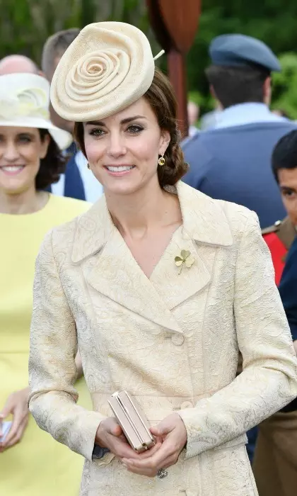Kate Middleton Style (60 foto): Rrobat në jetën e përditshme, dasma dhe veshjet e mbrëmjes ikonat 3652_35