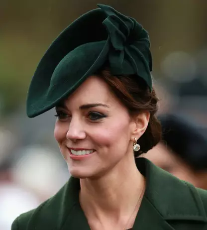 Kate Middleton Style (60 bilder): Kläder i vardagen, bröllop och kvällsklänningar ikoner stil 3652_38