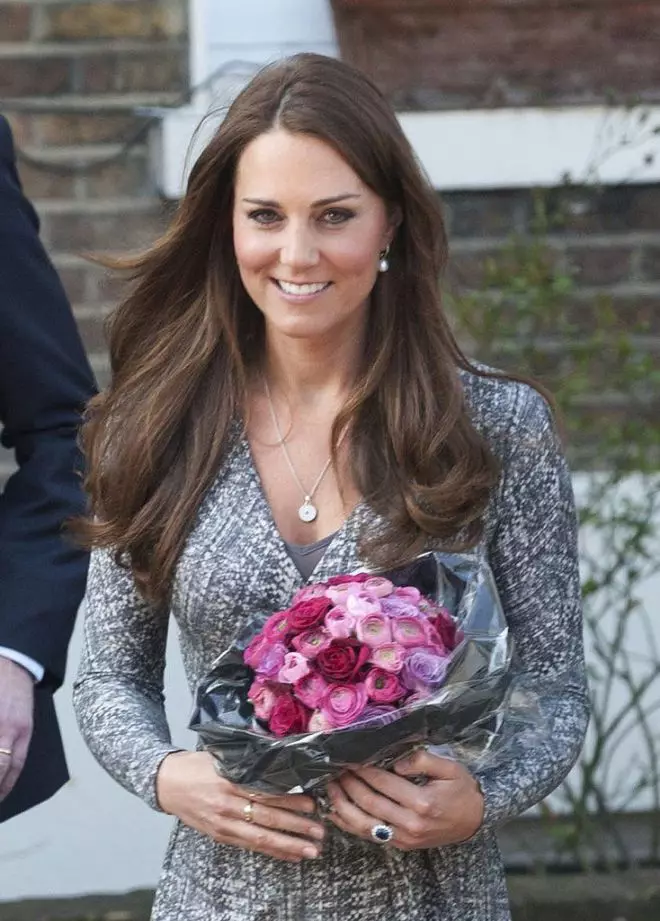 Kate Middleton Style (60 fotos): Ropa en la vida cotidiana, el estilo de los iconos de la boda y los vestidos de noche 3652_39