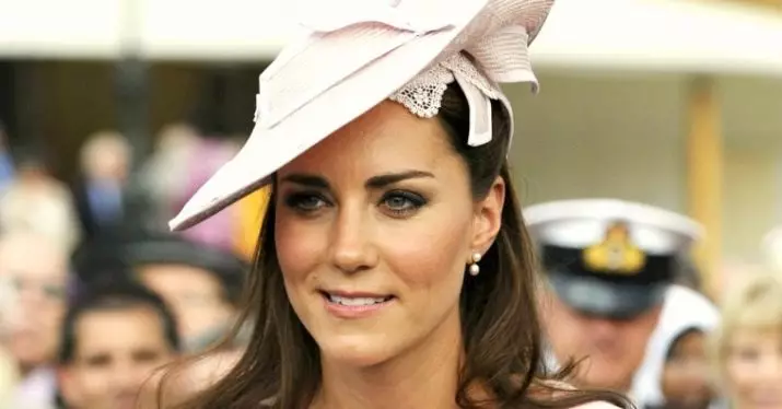 Kate Middleton Style (60 sary): akanjo amin'ny fiainana andavanandro, ny mariazy sy ny akanjo fitafiana amin'ny hariva 3652_40