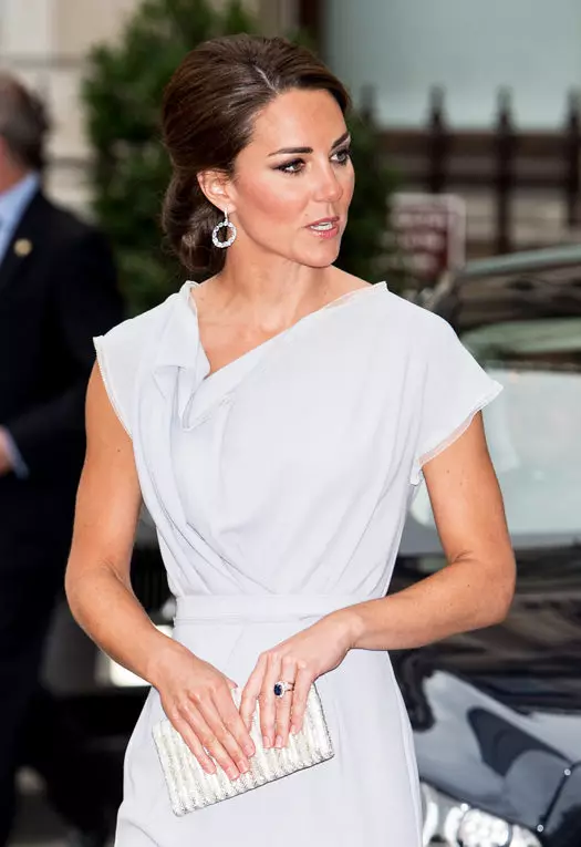 Gaya Kate Middleton (60 Foto): Klambi ing saben dinten, gaya kawinan lan sore Gaya Ikon Gaya 3652_49