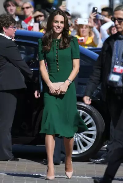 Kate Middleton Style (60 de fotografii): haine în viața de zi cu zi, nunta și rochii de seară stil icoane 3652_6